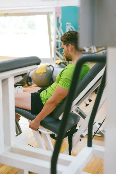 Young Sportsman Almost Shouting Doing Leg Extension Heavy Weight — Stock Photo, Image