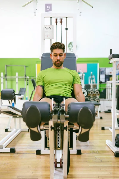 Genç sporcu ağırlıkla bacak genişletme yaparken neredeyse bağırıyordu.