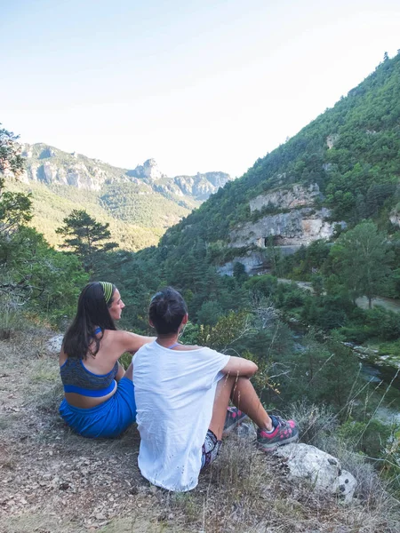 Dos Amigas Sentadas Las Rocas Piedras Colina Admirando Hermosa Vista —  Fotos de Stock