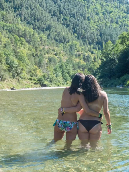 Вид Ззаду Двох Жінок Стоять Річці Обіймаючись — стокове фото