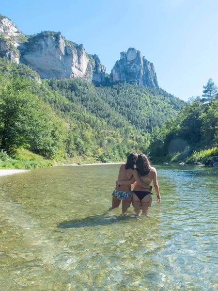 Achteraanzicht Van Twee Vrouwen Die Rivier Staan Terwijl Knuffelen — Stockfoto