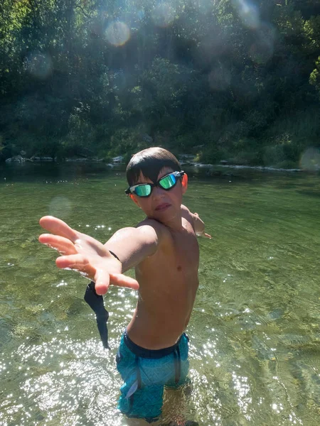 夏の地中海の国の森の中の浅い水の中に立つ小さな男の子晴れ — ストック写真
