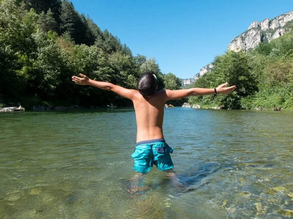 Kleine Jongen Staat Ondiep Water Het Bos Het Middellandse Zeegebied — Stockfoto