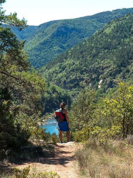 Caminante Con Mochila Pie Montaña Mirando Algún Lugar Lejos —  Fotos de Stock