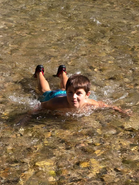 Happy Boy Hebben Plezier Zwemmen Rivier Water — Stockfoto