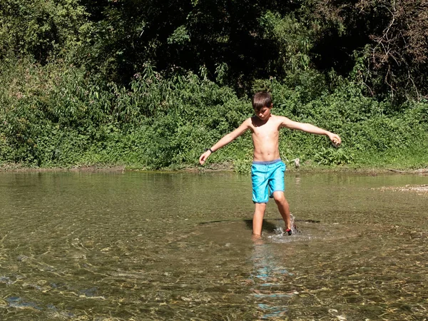 Kleine Jongen Staat Ondiep Water Het Bos Het Middellandse Zeegebied — Stockfoto