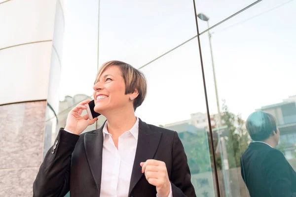 Mujer Negocios Apoyada Pared Mientras Usa Teléfono Inteligente — Foto de Stock