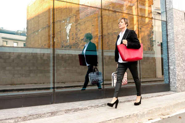 Femme Marchant Avec Sac Ordinateur Portable Côté Immeuble Bureaux — Photo