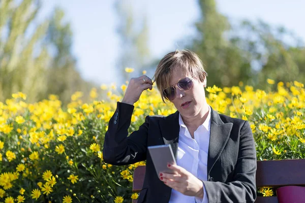 Fashionabel Tjej Som Använder Telefon Bänken — Stockfoto