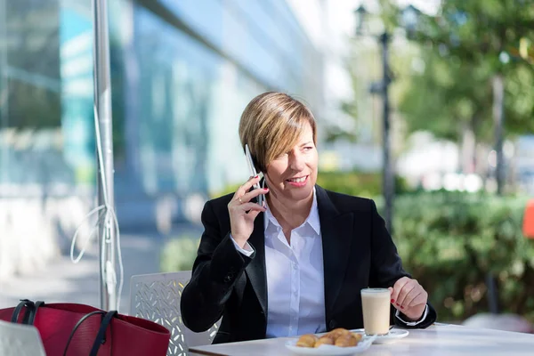 Portret Van Een Zakenvrouw Aan Het Praten Mobiele Telefoon Coffeeshop — Stockfoto