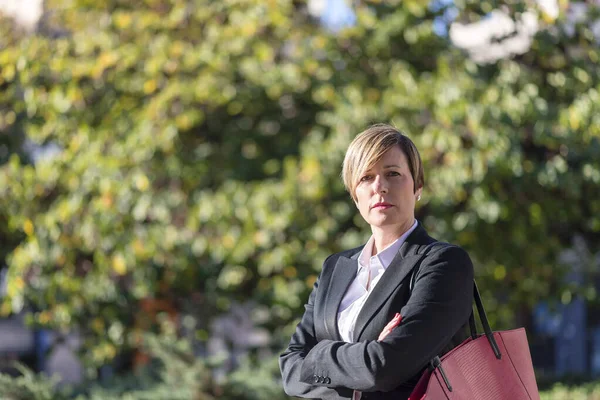 Vrolijke Zakenvrouw Buiten Poseren Met Gekruiste Armen — Stockfoto