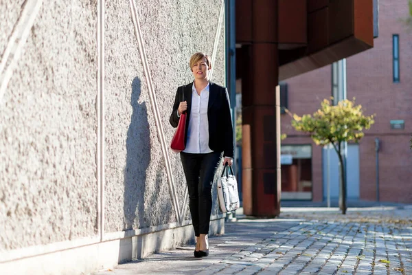 Mujer Caminando Con Bolsa Portátil Lado Del Edificio Oficinas — Foto de Stock
