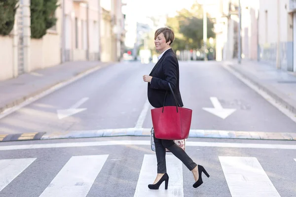 Empresária Andando Encruzilhada Segurando Saco Vermelho — Fotografia de Stock