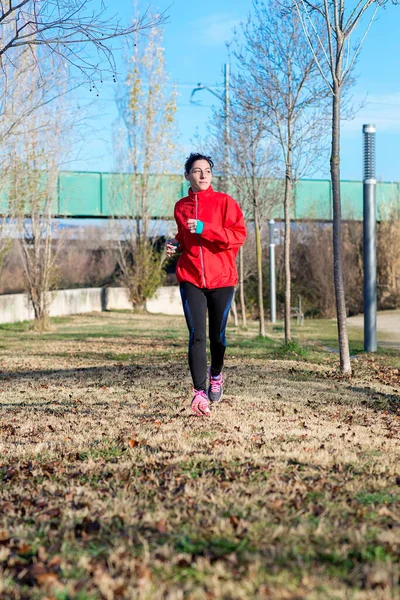 Junge Frau Läuft Einem Sonnigen Tag Stadtpark Ins Freie — Stockfoto