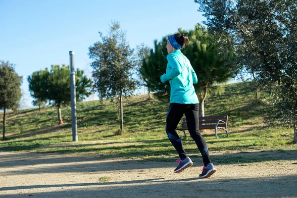 Mujer Joven Corriendo Aire Libre Parque Ciudad Día Soleado —  Fotos de Stock