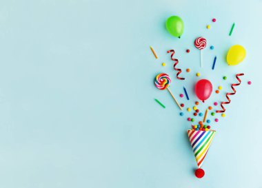 Şeker, balonlar ve Doğum günü mumları ile parti şapka
