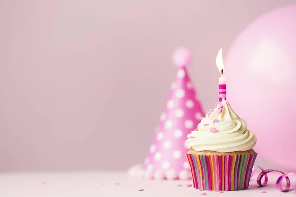 生日蛋糕用唯一的蜡烛和党气球 — 图库照片