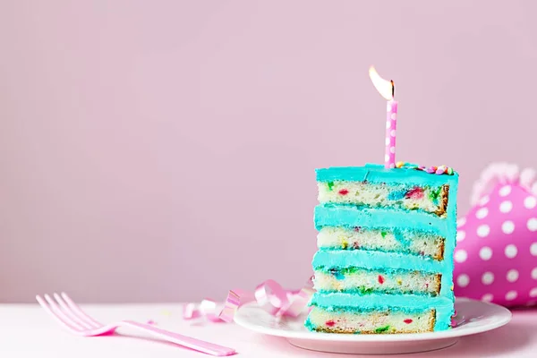 Барвистий Шматочок Торта День Народження Однією Свічкою — стокове фото