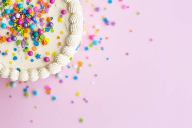 Doğum günü pastası sprinkles ile