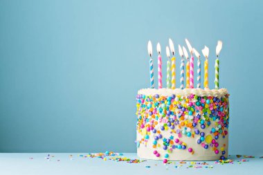 Doğum günü pastası renkli sprinkles ve on mum ile dekore