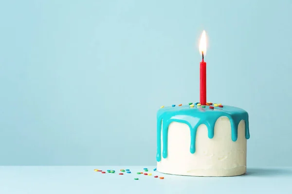 Geburtstagstorte mit einer roten Kerze — Stockfoto