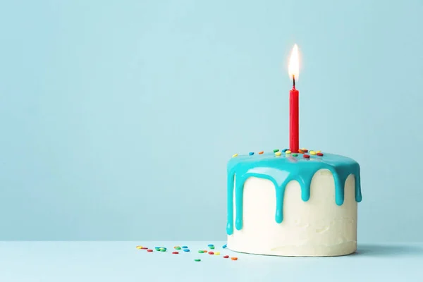 Bolo de aniversário com uma vela vermelha — Fotografia de Stock