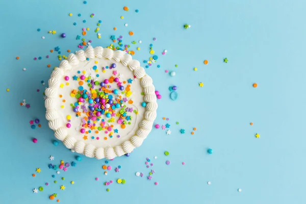 Gâteau d'anniversaire coloré vue dessus — Photo