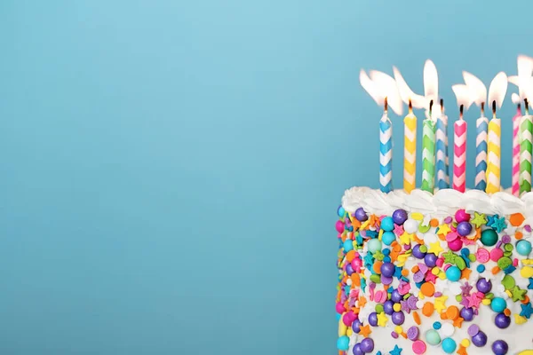 Bunte Geburtstagstorte mit vielen Kerzen — Stockfoto