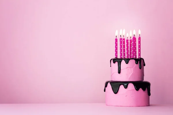 Růžový narozeninový dort se svíčkami — Stock fotografie