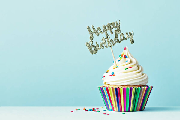 Feliz cumpleaños cupcake — Imagen de stock Feliz cumpleaños cupcake Imagen De Stock