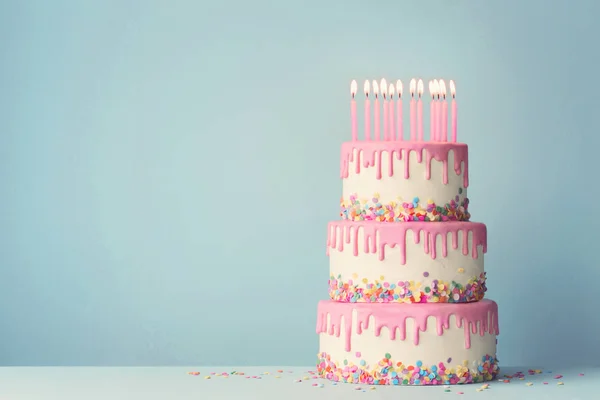 階層化された誕生日ケーキ — ストック写真
