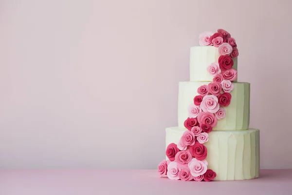砂糖ペーストバラのティアードウェディングケーキ — ストック写真