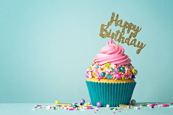 Feliz cumpleaños cupcake — Foto de Stock