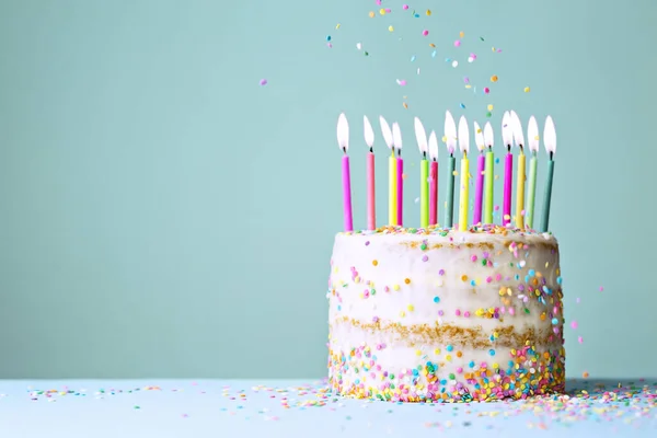 Nagie Funfetti Tort Urodzinowy Kolorowymi Świecami Spadające Posypki — Zdjęcie stockowe