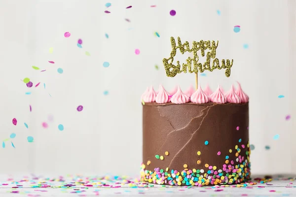 Chocolade Verjaardagstaart Met Gelukkige Verjaardagspandoek Vallende Confetti — Stockfoto