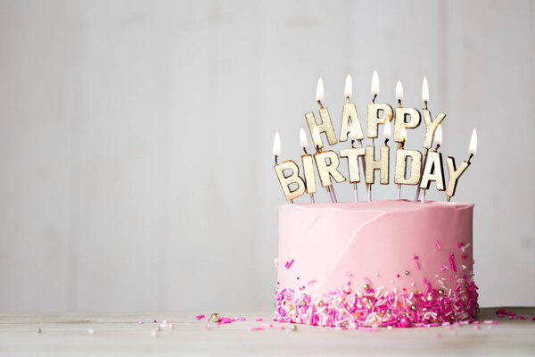 Pastel de cumpleaños rosa con velas de oro feliz cumpleaños — Imagen de stock Pastel Cumpleaños Rosa Con Velas Oro Feliz Cumpleaños Fotos De Stock Sin Royalties Gratis