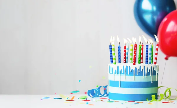Kleurrijke Gestreepte Boterroom Verjaardagstaart Met Verjaardagskaarsen Ballonnen — Stockfoto