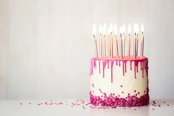 Bolo Aniversário Com Cobertura Gotejamento Rosa Velas Aniversário Com Espaço — Fotografia de Stock