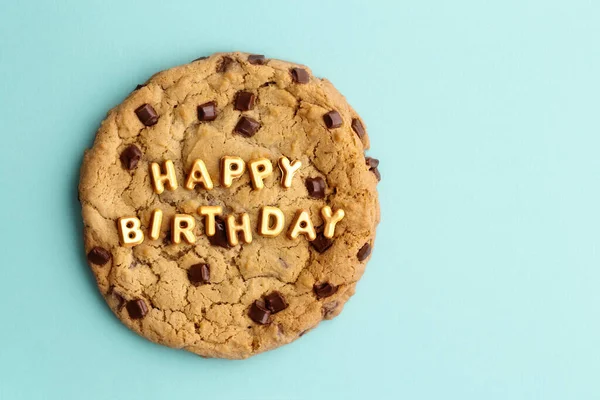 金文字で書かれた幸せな誕生日と巨大なチョコレートチップクッキー — ストック写真