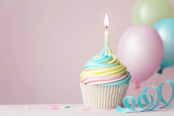Pastel Regenboog Verjaardag Cupcake Met Kaarsen Ballonnen — Stockfoto