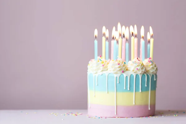 Torta Compleanno Con Glassa Goccia Candele Compleanno Pastello — Foto Stock