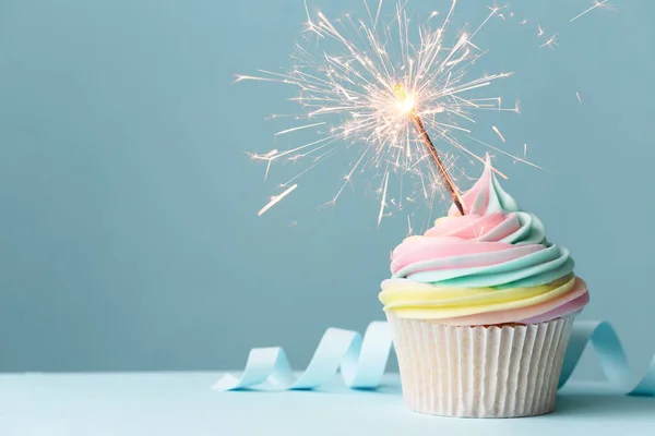 Pastell Regnbåge Födelsedag Cupcake Med Glitter — Stockfoto