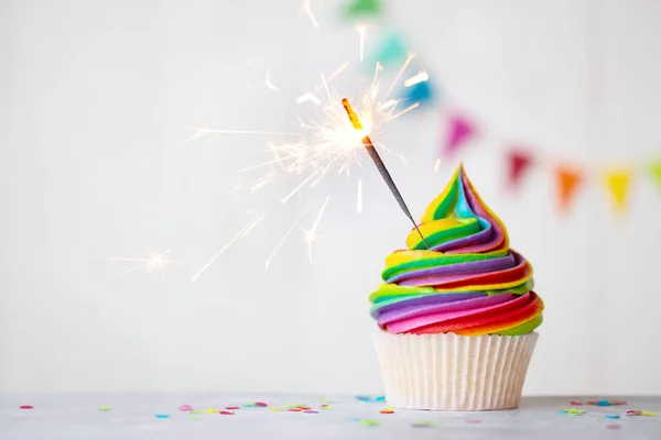 Colorido Cupcake Arco Iris Con Celebración Chispeante — Foto de Stock