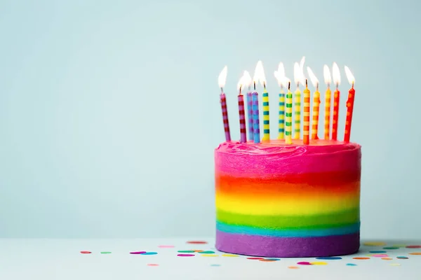 Regenboog Gekleurde Verjaardagstaart Met Felgekleurde Verjaardagskaarsen — Stockfoto