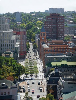 Dnipro, Ukrayna, Temmuz 2016. Banka ve skoru citycenter içinde yeni ana merkezi yapılardır. Eski Yahudi Mahallesi sahne. Beyaz gökyüzü zemin üzerinde metin için yer ile Üstten Görünüm