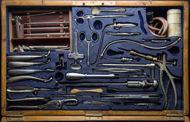Yaşlı hemşire doktor Aksesuar mavi zemin kapsayıcı. Aseptik hemostat, Hipodermik tüp, hastane çıkarma forcipes, çelik el lancet, diş sonda kelepçe aygıt. Eski nesnesini kapatın