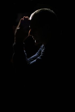 Dramatik Ortodoks Protestan Baptist Dindar Yalnız Stres Ergen Yas Tutan Adam. Endişe etme beyaz çocuk. Ruh tokası kıvrımı. Yalvarırım yaklaş. Modern düşünce konsepti. Metin uzayı kilise sembolü