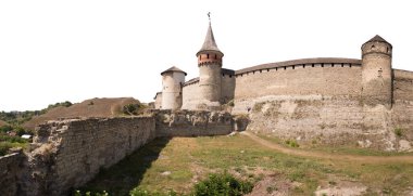 Kamyanets-Podilsky, Mayıs 2017. Bilinen güçlü savunma siperlerinin olduğu büyük bir mahkeme. Kamenets-Podilskyi 'nin yeri. Beyaz gökyüzü arkaplanındaki metin için alanı olan klasik görünüm