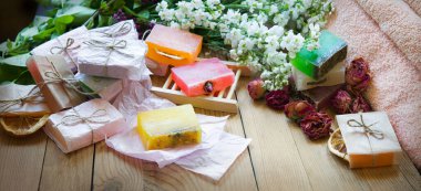 Kapalı görüş büyük taze eko bitki yağı el gül kokusu durulama kağıt el işi kağıt masa tahtası metin arkaplanı. Birçok ıslak su ipi köpük sembolü güzellik hediyesi rahatla eski moda sanat tasarımı tarzı