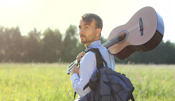 Akustik Gitar Sırt Çantası Ile Yaz Sahada Ayakta Yakışıklı Adam — Stok fotoğraf